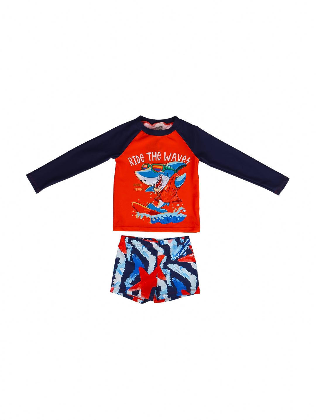 Conjunto de traje de baño para niño con camiseta naranja y azul marino con estampado de tiburón y shorts estampados.