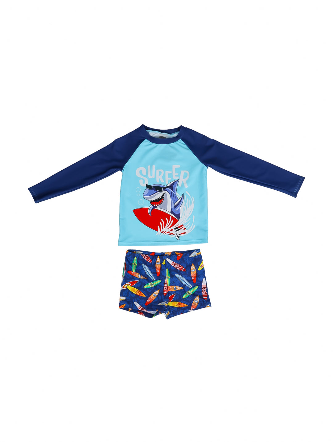 Traje de baño para niño compuesto por camiseta manga larga azul y shorts con estampado de tablas de surf.