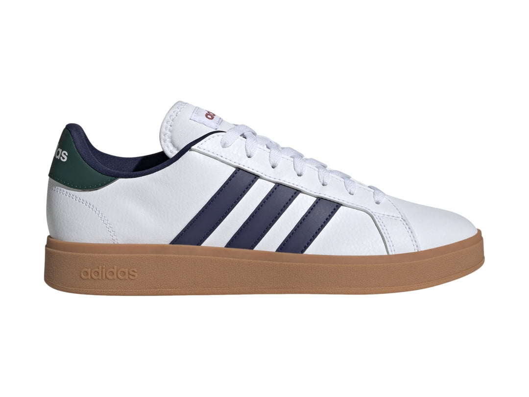Tenis Adidas Grand Court Base 2.0 en color blanco con franjas azul marino y suela café.