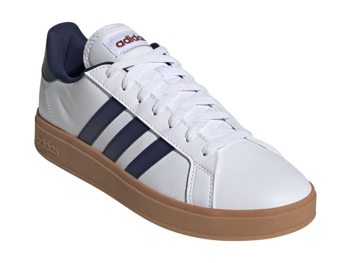 Tenis Adidas Grand Court Base 2.0 en color blanco con franjas azul marino y suela café.