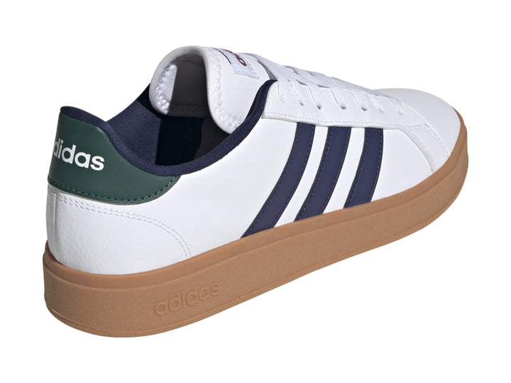 Tenis Adidas Grand Court Base 2.0 en color blanco con franjas azul marino y suela café.