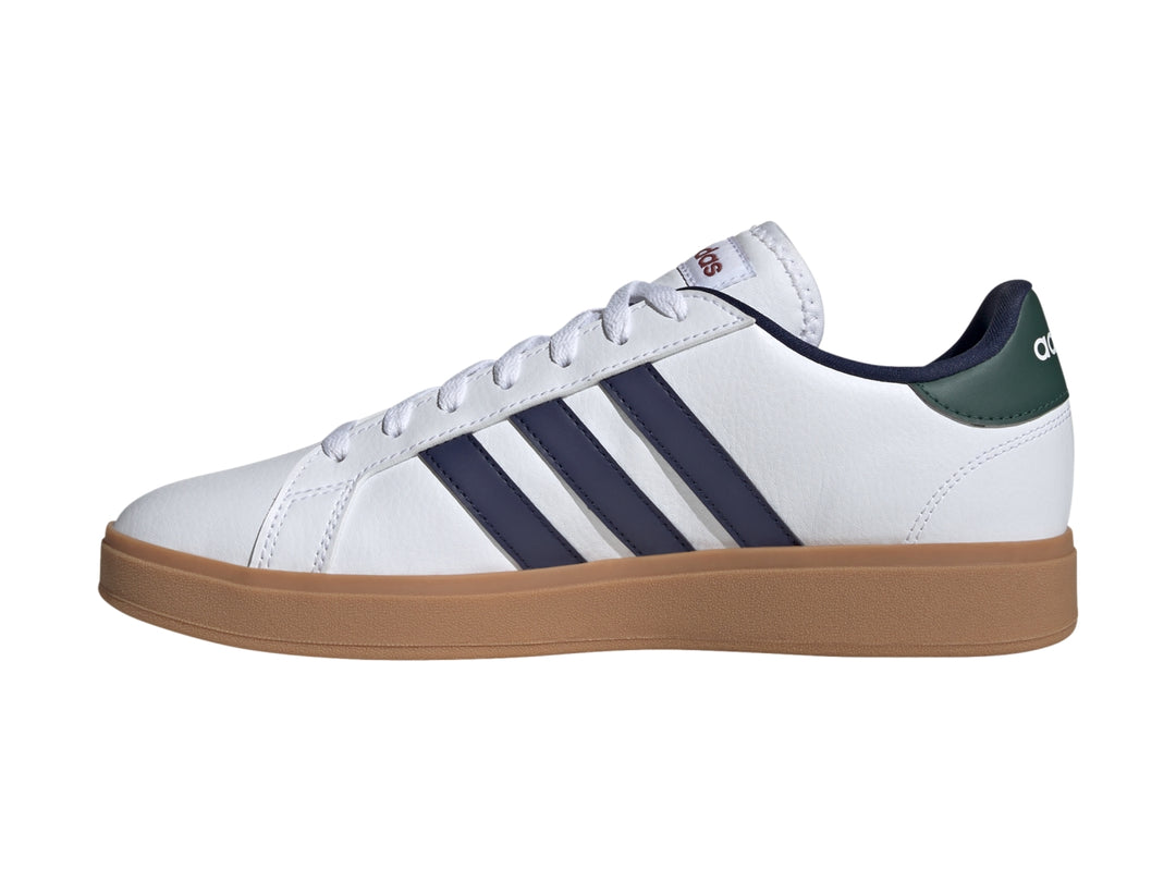 Tenis Adidas Grand Court Base 2.0 en color blanco con franjas azul marino y suela café.