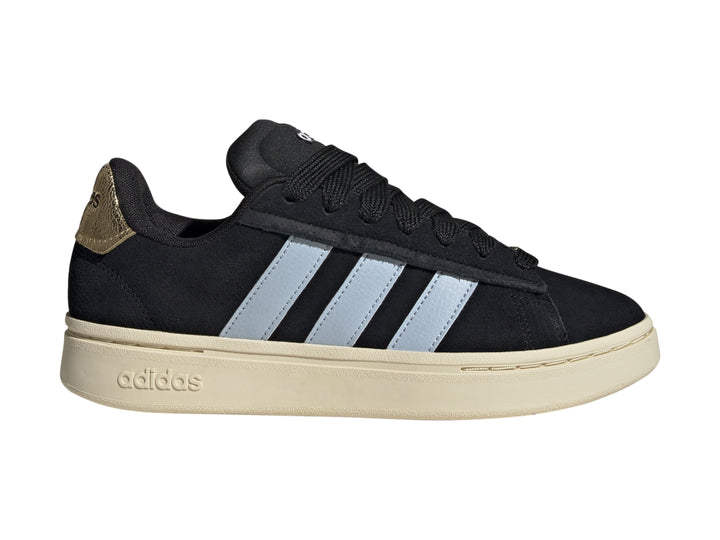 Tenis Adidas color negro con tres franjas azul claro y suela color crema.