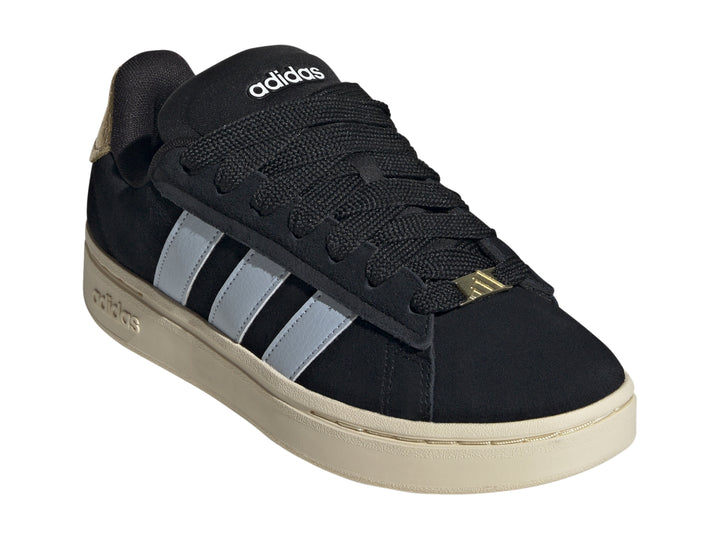 Tenis Adidas color negro con tres franjas azul claro y suela color crema.