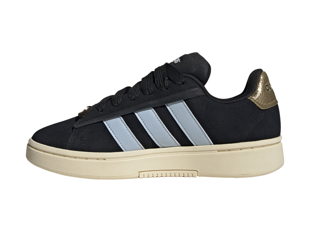 Tenis Adidas color negro con tres franjas azul claro y suela color crema.