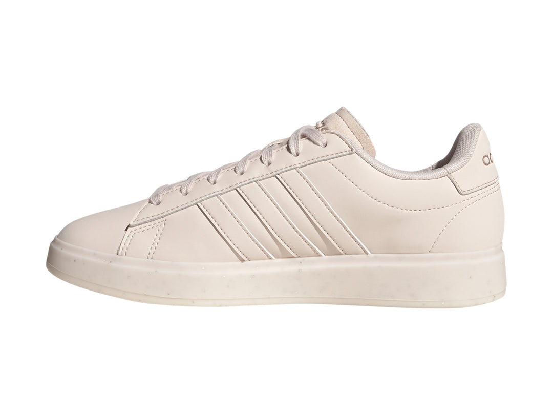 Tenis Adidas Grand Court 2.0 en color Putty Mauve con suela blanca y diseño clásico de tres franjas laterales.