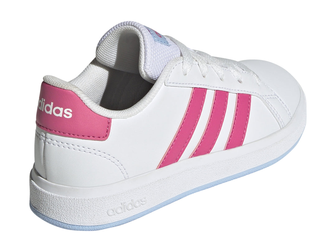 Tenis Adidas blancos con tres franjas rosas y suela blanca.