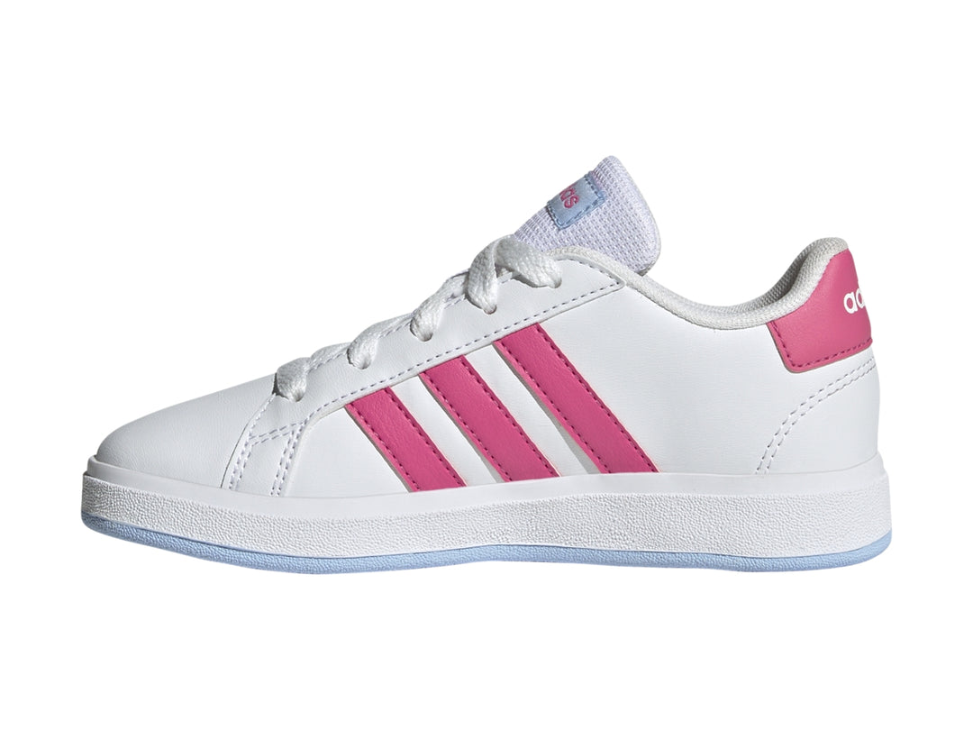 Tenis Adidas blancos con tres franjas rosas y suela blanca.