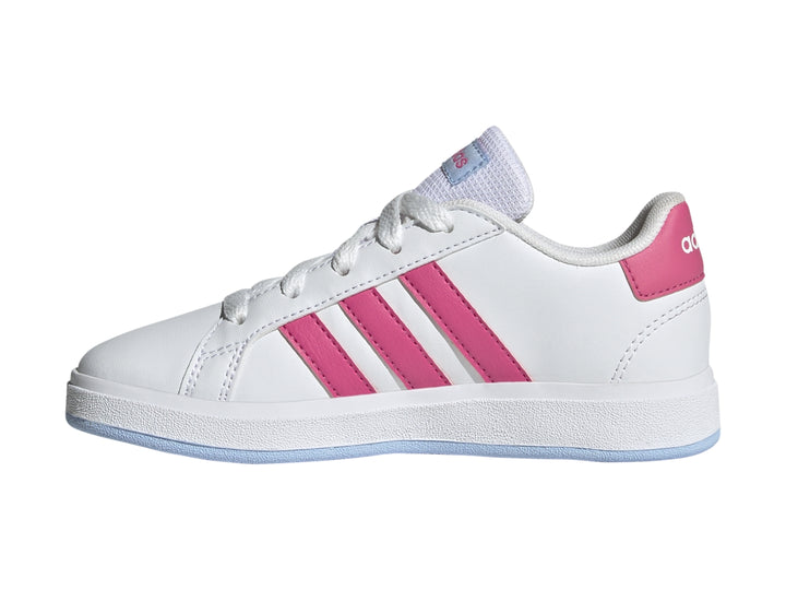 Tenis Adidas blancos con tres franjas rosas y suela blanca.