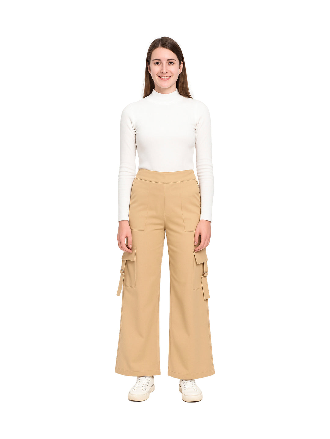 Mujer modelando pantalón ancho tipo cargo color kaki con bolsillos laterales.