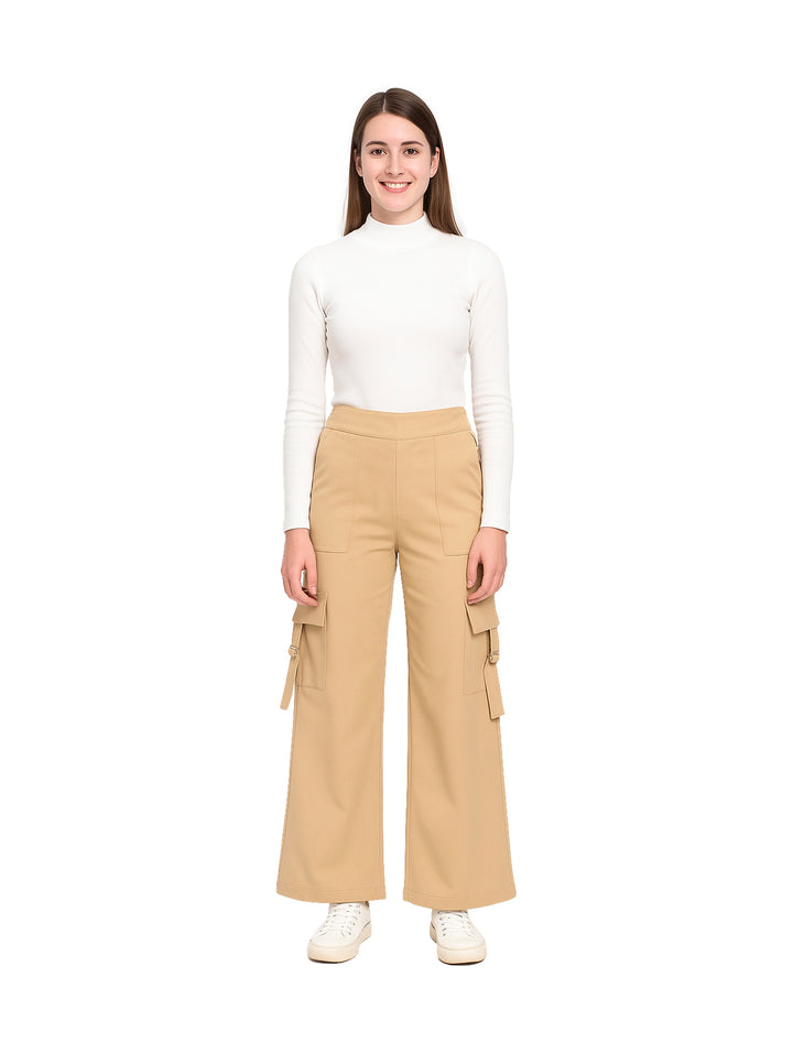 Mujer modelando pantalón ancho tipo cargo color kaki con bolsillos laterales.