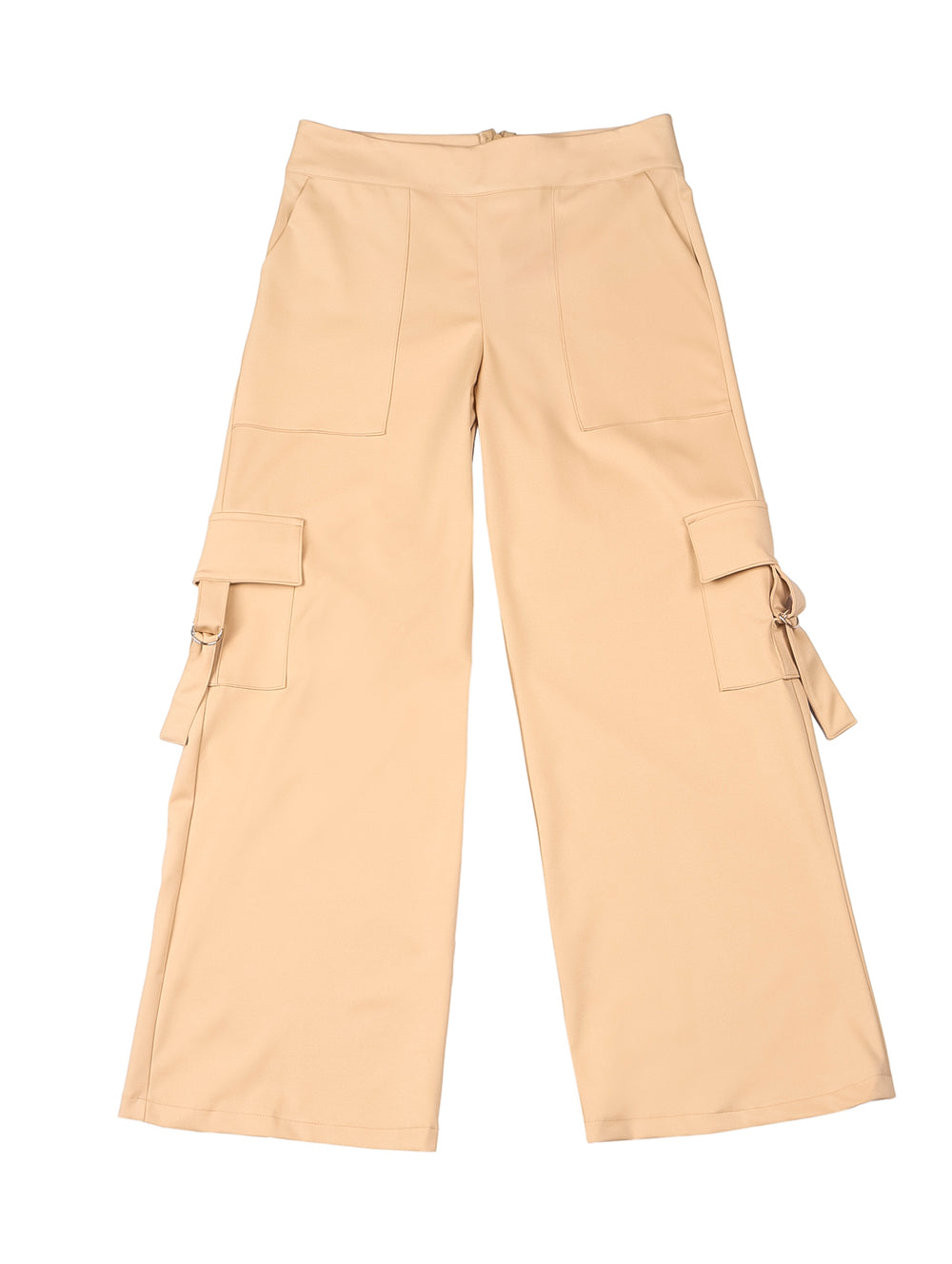 Mujer modelando pantalón ancho tipo cargo color kaki con bolsillos laterales.