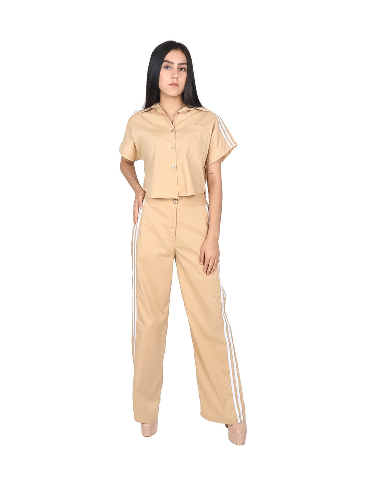 Conjunto de blusa y pantalón ancho color kaki con rayas blancas laterales.