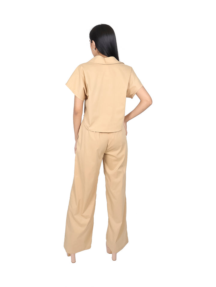 Conjunto de blusa y pantalón ancho color kaki con rayas blancas laterales.