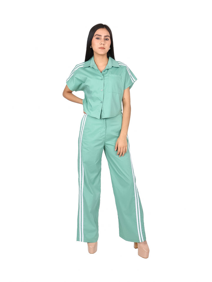Conjunto de blusa y pantalón ancho en color verde sage con detalles de rayas blancas laterales.