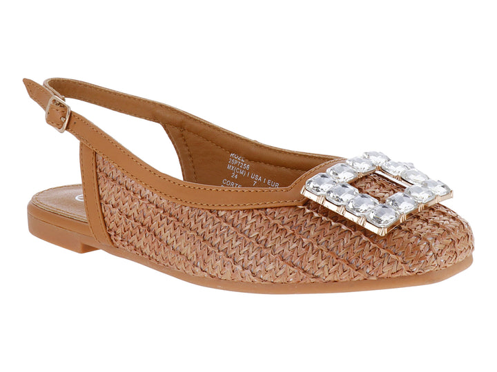Zapato plano color camel con cuerpo tejido, correa trasera y hebilla decorativa brillante en la punta.