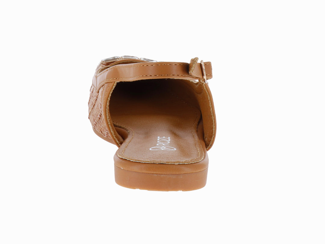 Zapato plano color camel con cuerpo tejido, correa trasera y hebilla decorativa brillante en la punta.