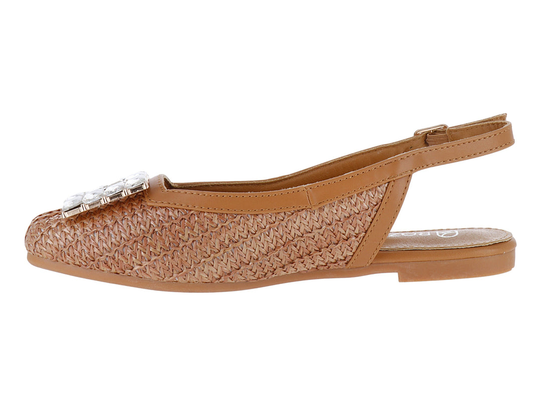 Zapato plano color camel con cuerpo tejido, correa trasera y hebilla decorativa brillante en la punta.