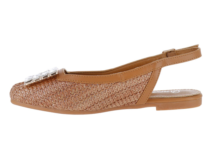 Zapato plano color camel con cuerpo tejido, correa trasera y hebilla decorativa brillante en la punta.