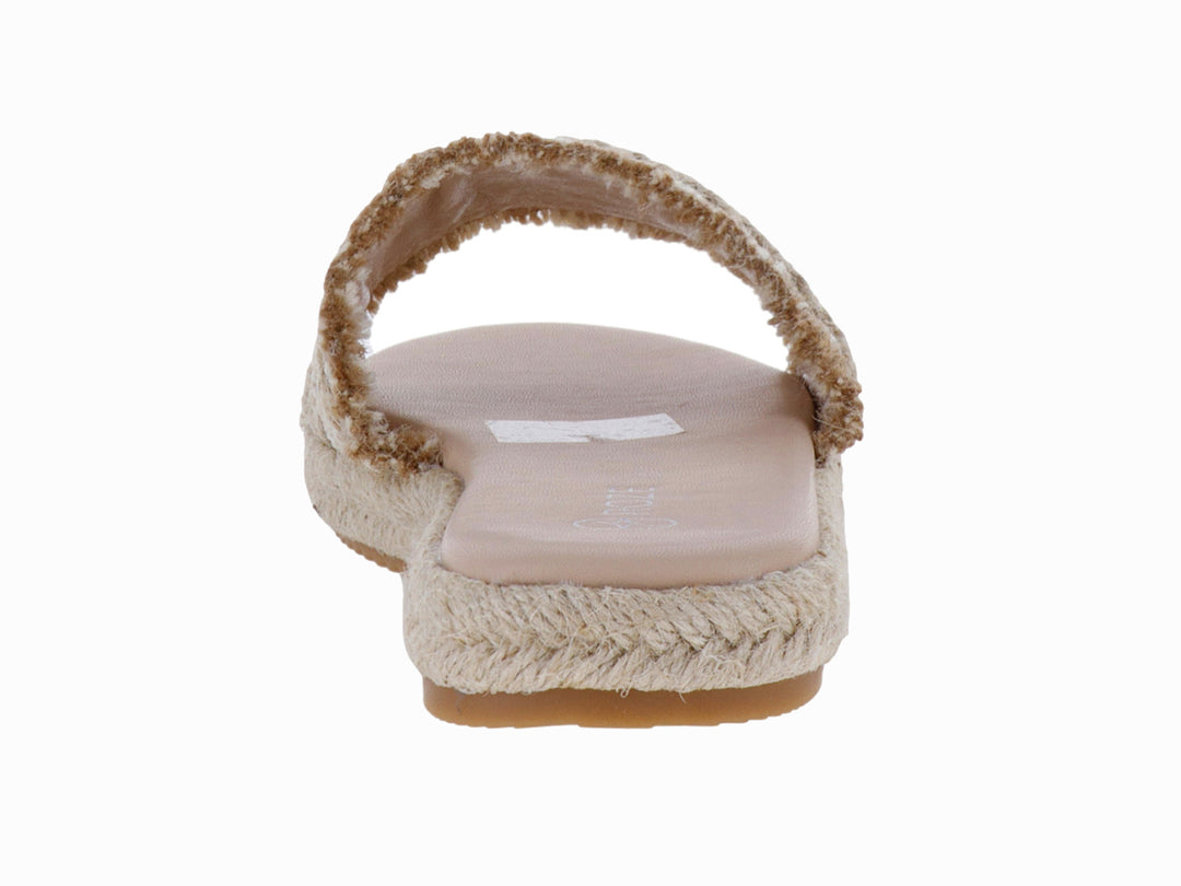 Sandalia slide color beige con correa tejida y suela de estilo espadrille.