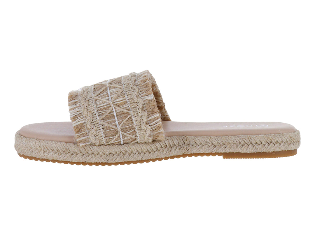 Sandalia slide color beige con correa tejida y suela de estilo espadrille.