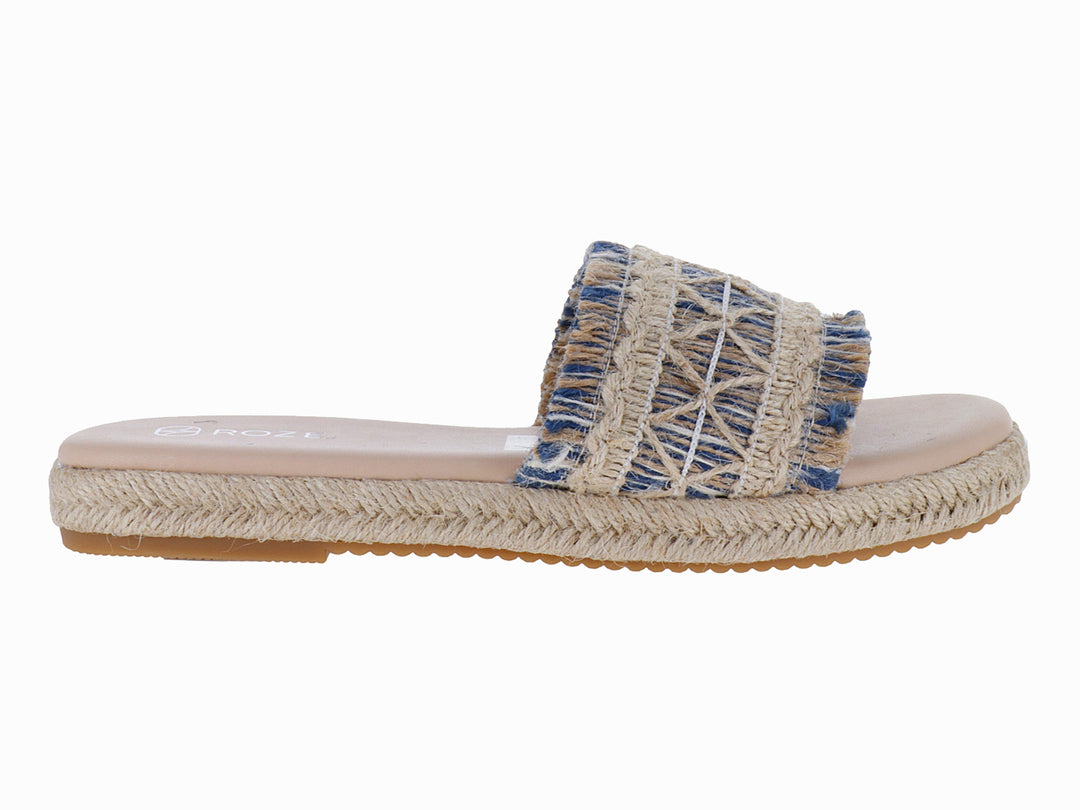 Sandalia plana ROZE con banda tejida en colores azul denim y beige sobre suela de esparto.