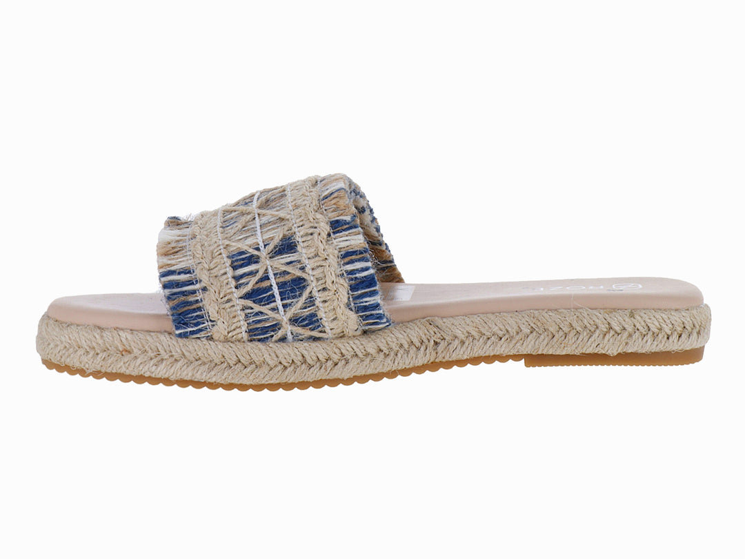 Sandalia plana ROZE con banda tejida en colores azul denim y beige sobre suela de esparto.