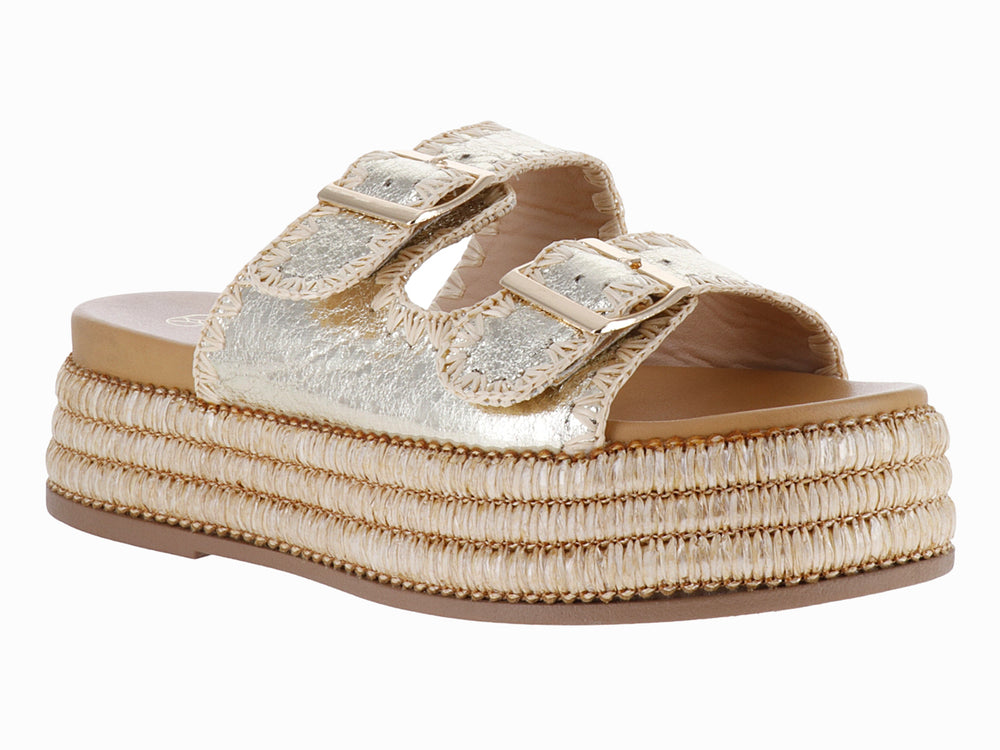 Sandalia dorada de plataforma con tiras metálicas y hebillas, suela tejida tipo espadrille.