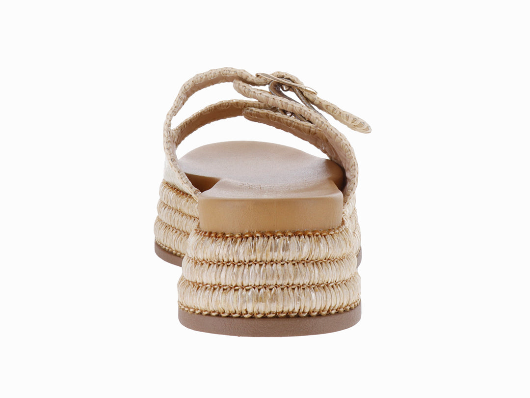 Sandalia dorada de plataforma con tiras metálicas y hebillas, suela tejida tipo espadrille.