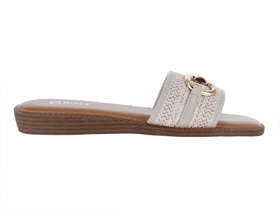Sandalia plana color beige para mujer con banda tejida y hebilla metálica dorada.