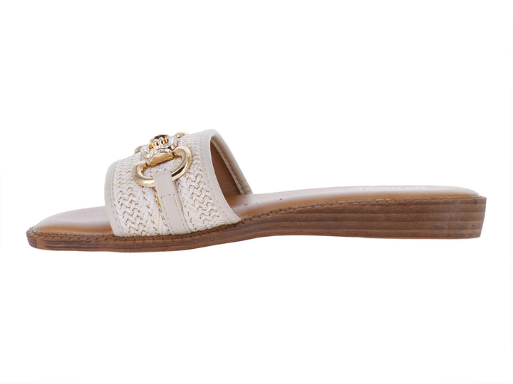 Sandalia plana color beige para mujer con banda tejida y hebilla metálica dorada.