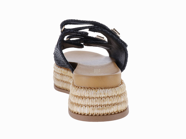 Sandalias de plataforma color negro con suela de yute tejido y hebillas doradas.