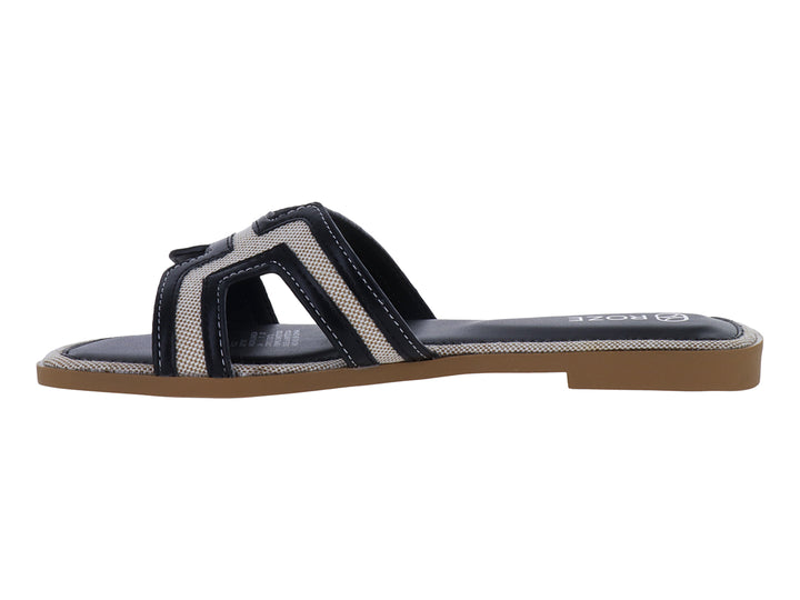 Sandalia plana ROZE en colores negro y beige con diseño de tiras transversales.
