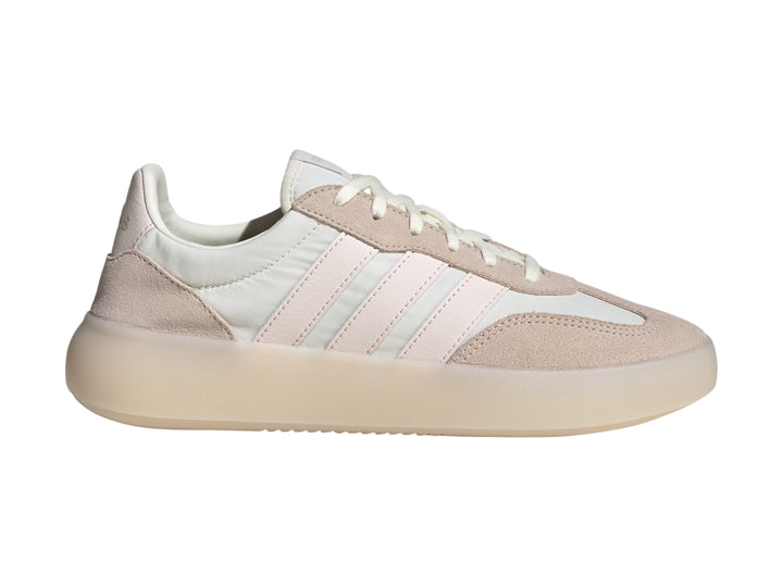 Tenis Adidas modelo Barreda Decode en color beige y blanco con suela ancha y mate.