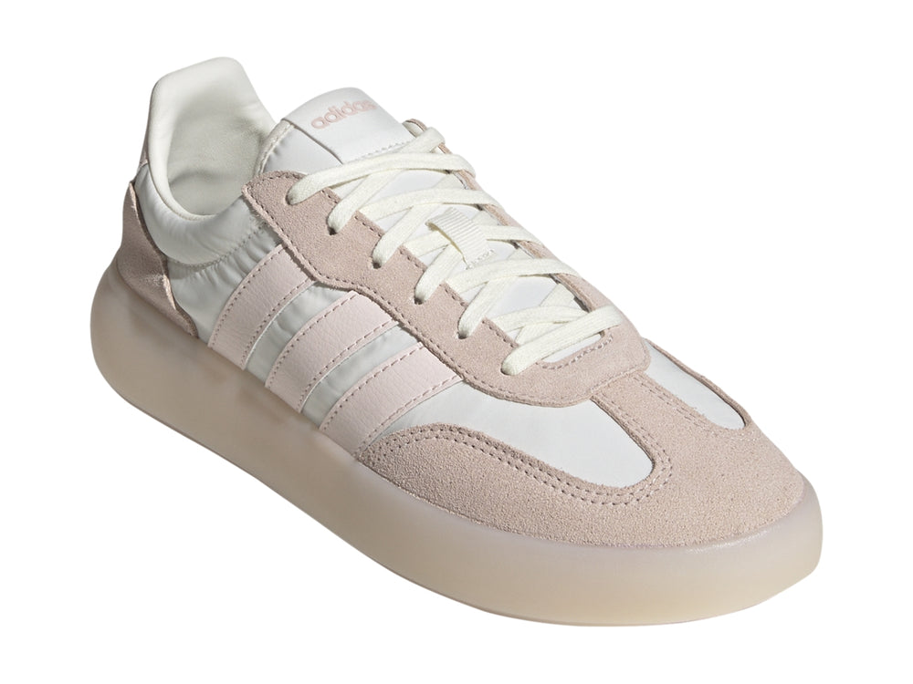 Tenis Adidas modelo Barreda Decode en color beige y blanco con suela ancha y mate.