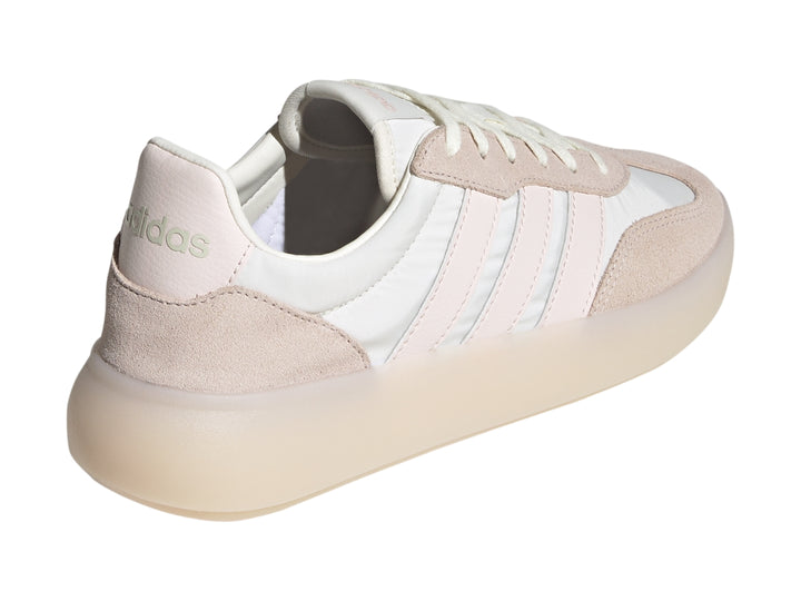 Tenis Adidas modelo Barreda Decode en color beige y blanco con suela ancha y mate.