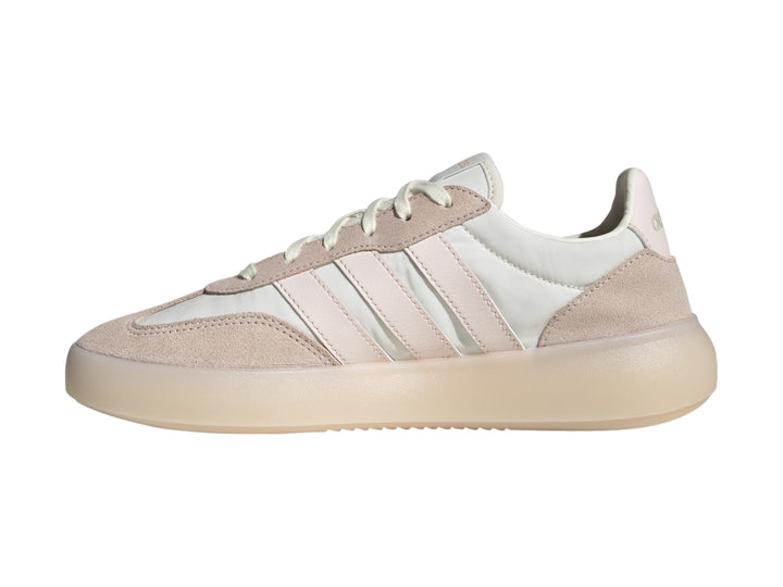 Tenis Adidas modelo Barreda Decode en color beige y blanco con suela ancha y mate.