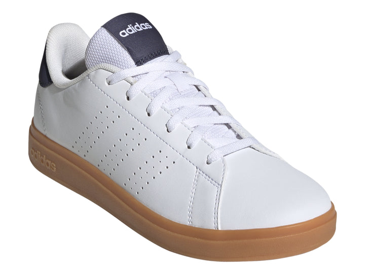 Tenis Adidas blancos con suela de goma color café y detalle azul marino en el talón.