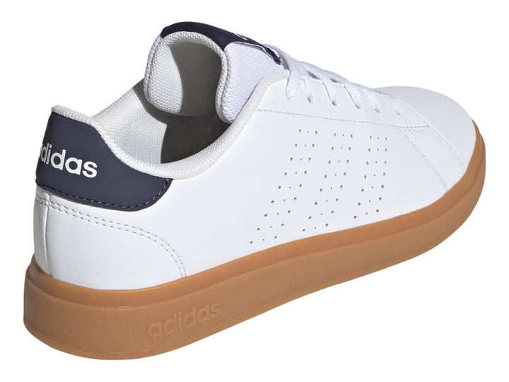 Tenis Adidas blancos con suela de goma color café y detalle azul marino en el talón.