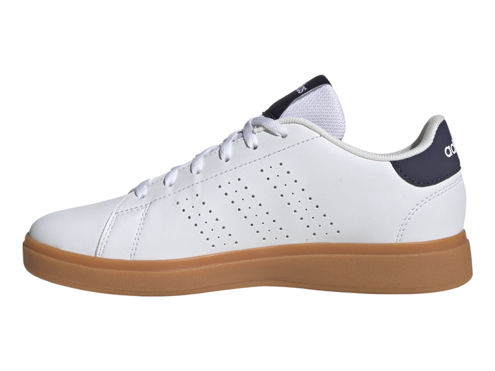 Tenis Adidas blancos con suela de goma color café y detalle azul marino en el talón.
