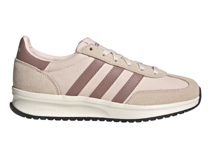 Tenis Adidas Multco Run 72 en color beige y rosa palo con suela blanca Cloudfoam.