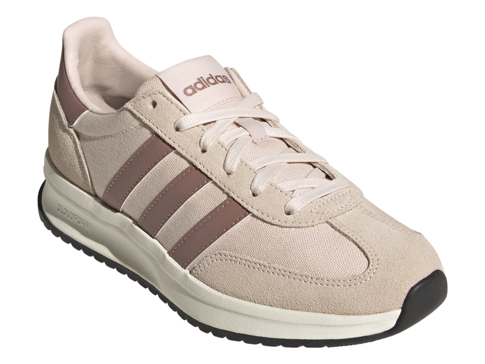 Tenis Adidas Multco Run 72 en color beige y rosa palo con suela blanca Cloudfoam.