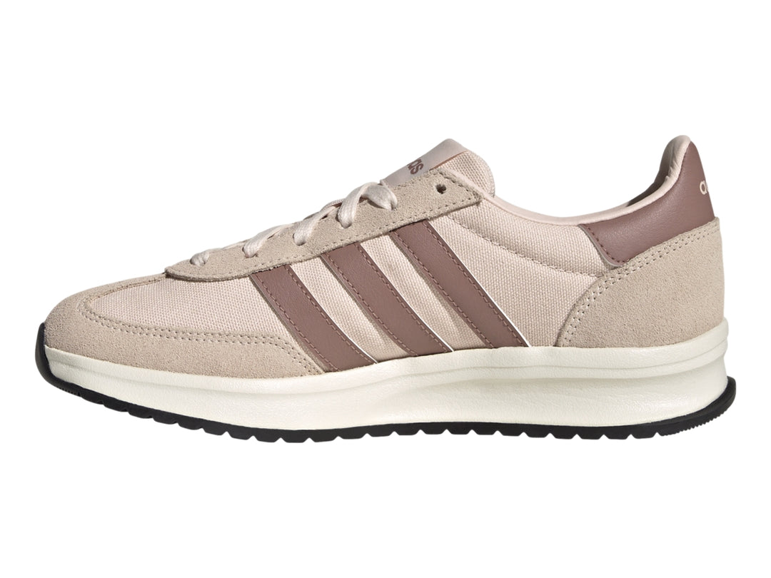 Tenis Adidas Multco Run 72 en color beige y rosa palo con suela blanca Cloudfoam.