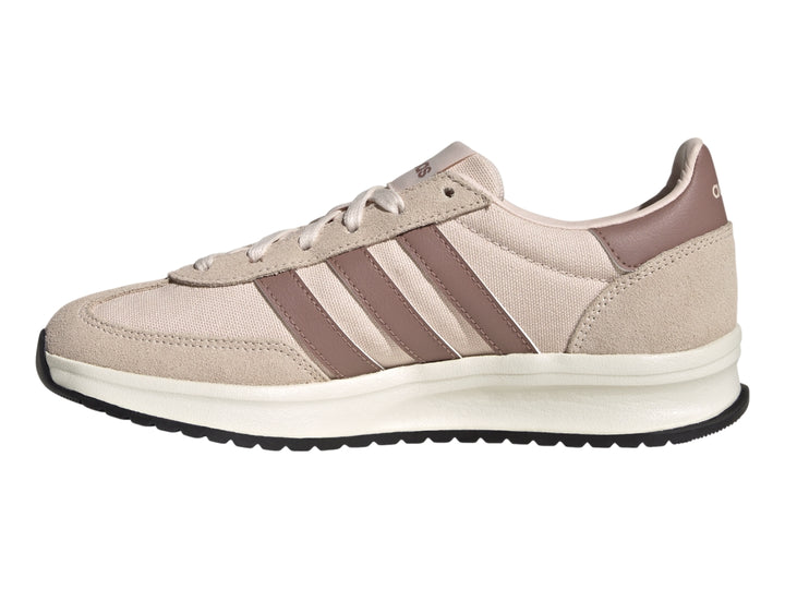 Tenis Adidas Multco Run 72 en color beige y rosa palo con suela blanca Cloudfoam.