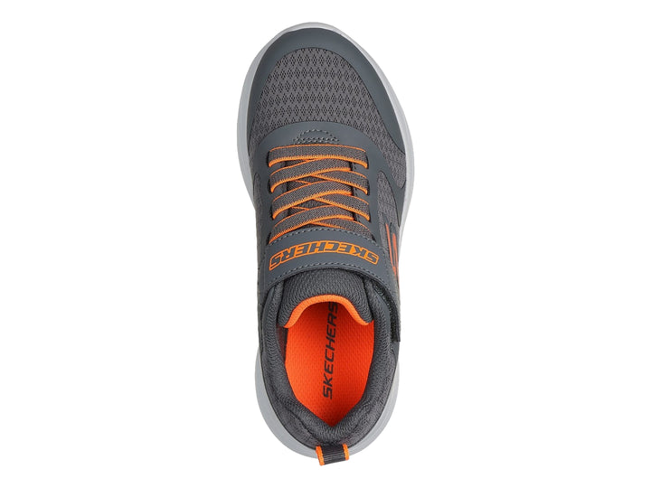 Tenis deportivos Skechers color gris con detalles en naranja y suela blanca.