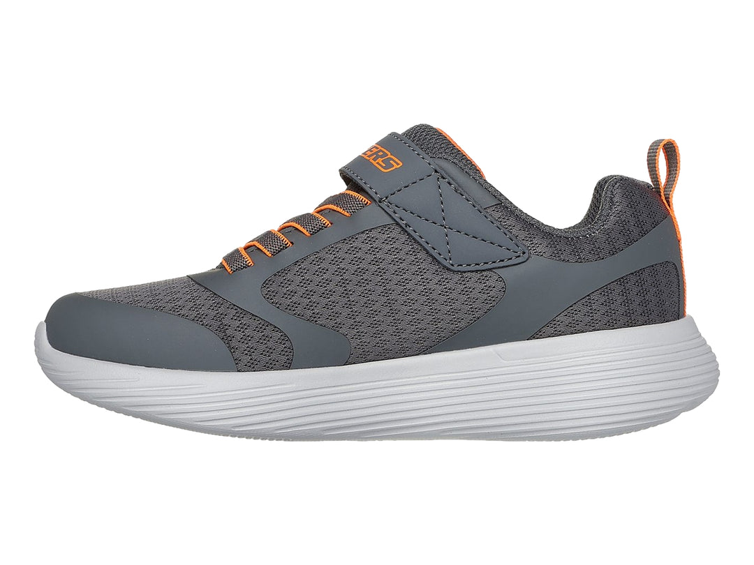 Tenis deportivos Skechers color gris con detalles en naranja y suela blanca.