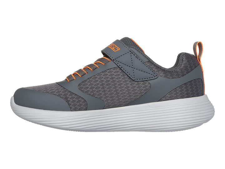Tenis deportivos Skechers color gris con detalles en naranja y suela blanca.
