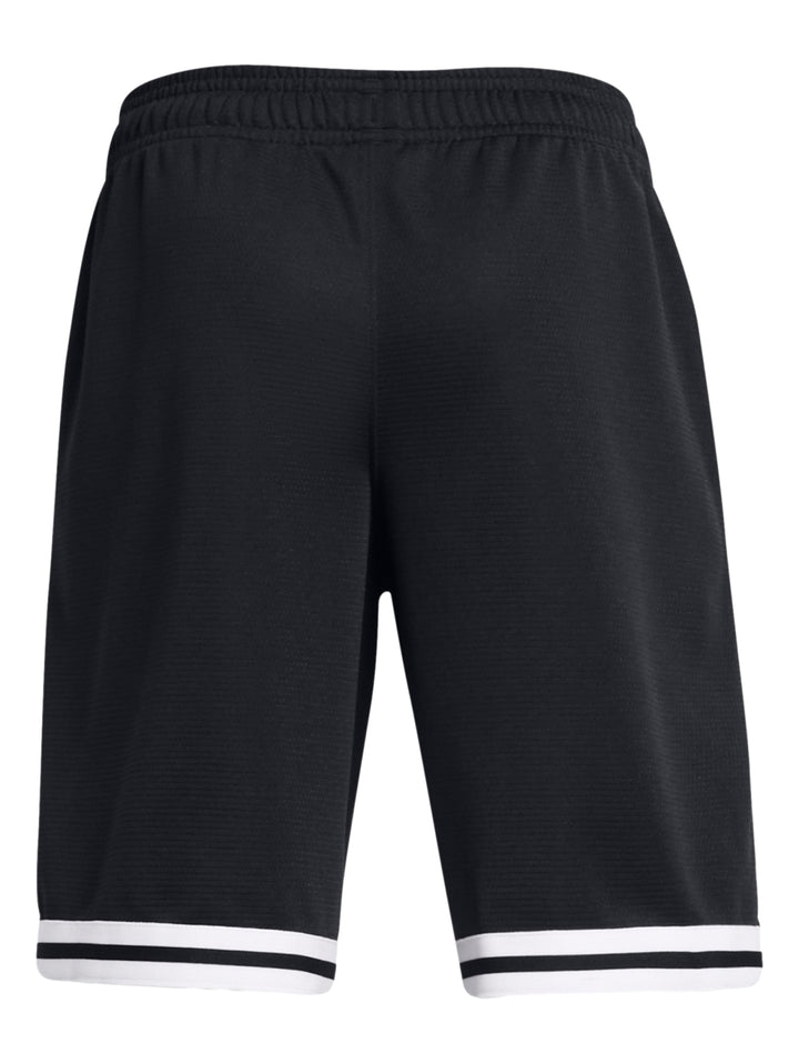 Pantalones cortos deportivos Under Armour color negro con franjas blancas en el borde inferior.