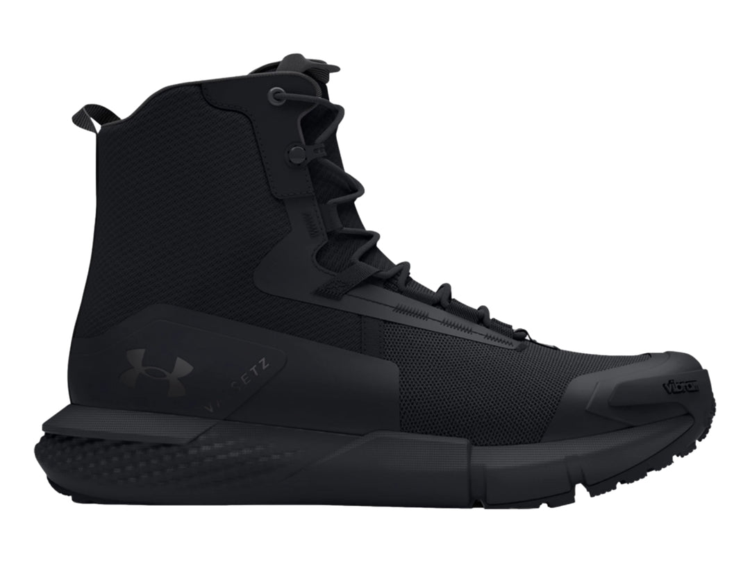 Bota táctica Under Armour de color negro con suela robusta y diseño de caña alta.