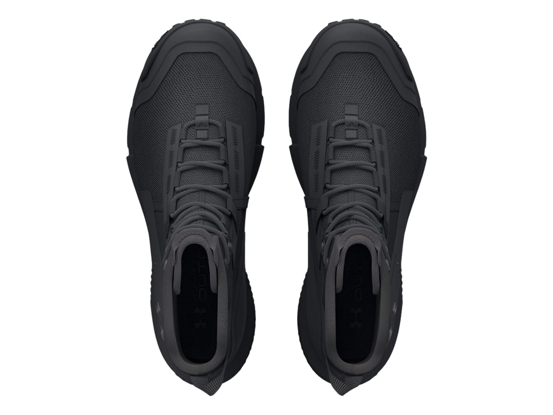 Bota táctica Under Armour de color negro con suela robusta y diseño de caña alta.